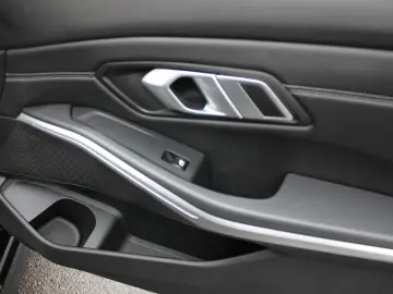 BMW 3 Touring 330 e Sport Line M P NAVI KAM 1 HAND