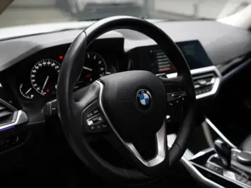 BMW 320i xDrive Advantage   LED   Navi   Hifi   Shz