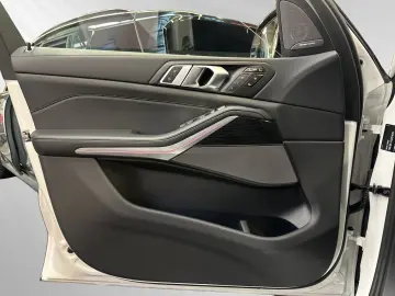 BMW X7 xDrive40d M Sport AHK SkyLounge 22 LMR Autoba