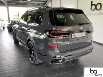 BMW X7 xDrive 40d M Sport Pro 22  Pano HK Soft Ico