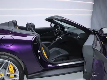 FERRARI Roma Spider Viola Hongkong Giallo Carbon Daytona