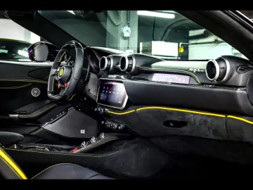 FERRARI Portofino M VIOLA HONG KONG CARBON JBL MAGNERIDE
