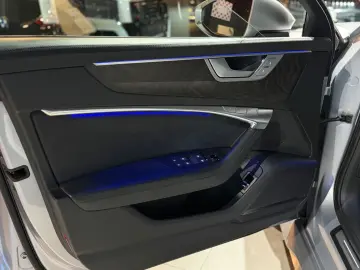 AUDI RS6 4.0 TFSI PANO B&O HEADUP AHK STANDHEIZUNG