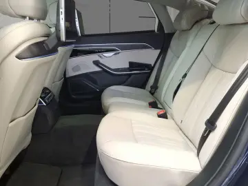 AUDI A8 L TFSI e 60 e quattro 340(462) kW(PS)