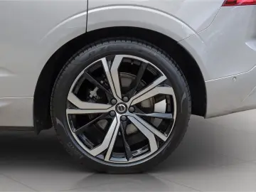 VOLVO XC60 B4 AWD Ultimate Dark  Luft AHK SH BLIS 360