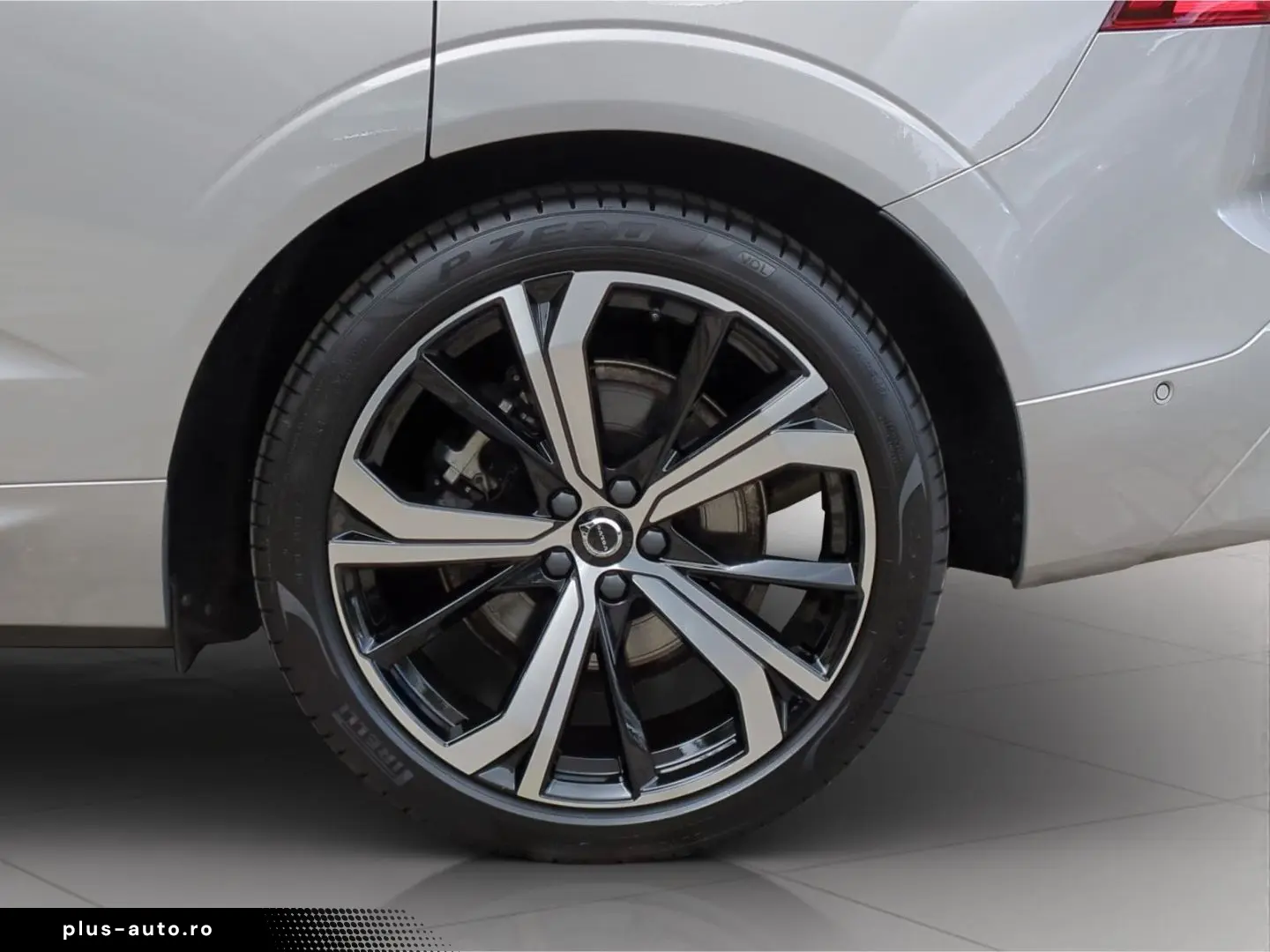 VOLVO XC60 B4 AWD Ultimate Dark  Luft AHK SH BLIS 360