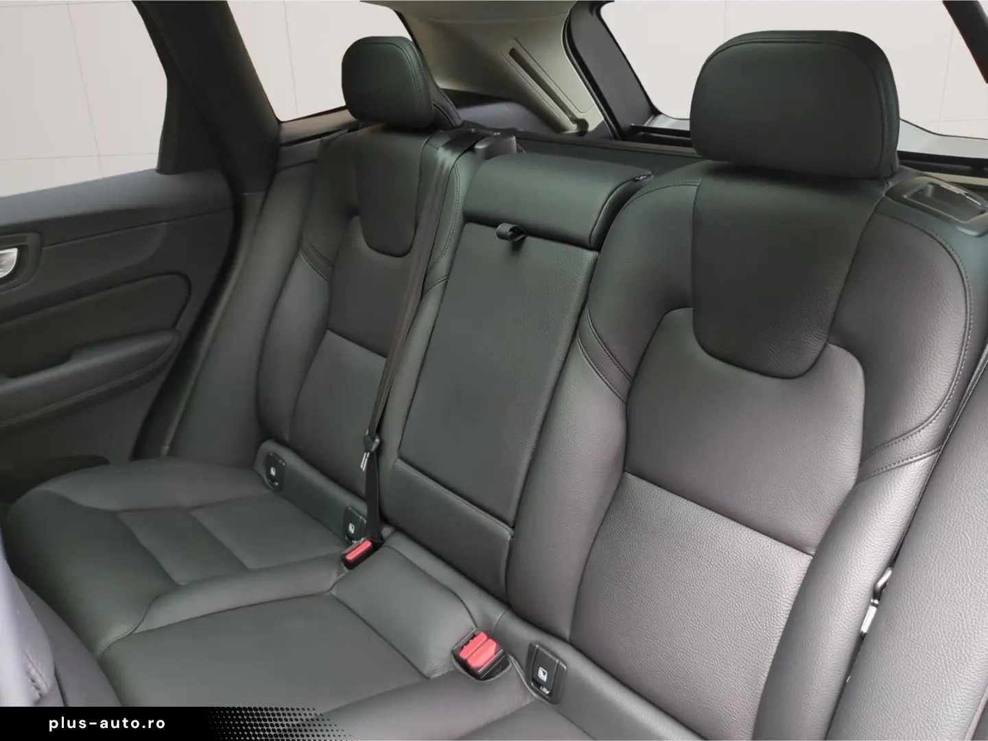 VOLVO XC60 B4 AWD Ultimate Dark  Luft AHK SH BLIS 360