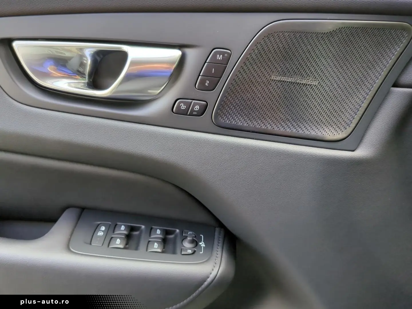 VOLVO XC60 B4 AWD Ultimate Dark  Luft AHK SH BLIS 360