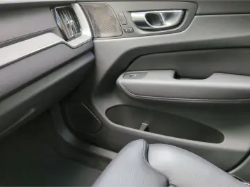 VOLVO XC60 B4 AWD Ultimate Dark  Luft AHK SH BLIS 360