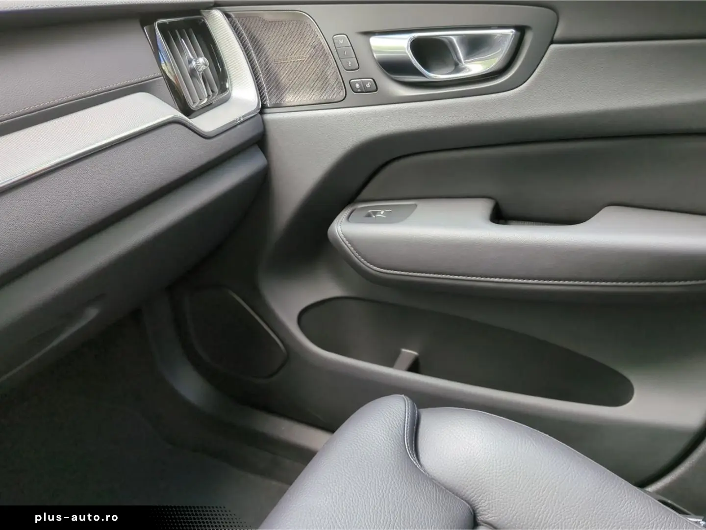 VOLVO XC60 B4 AWD Ultimate Dark  Luft AHK SH BLIS 360