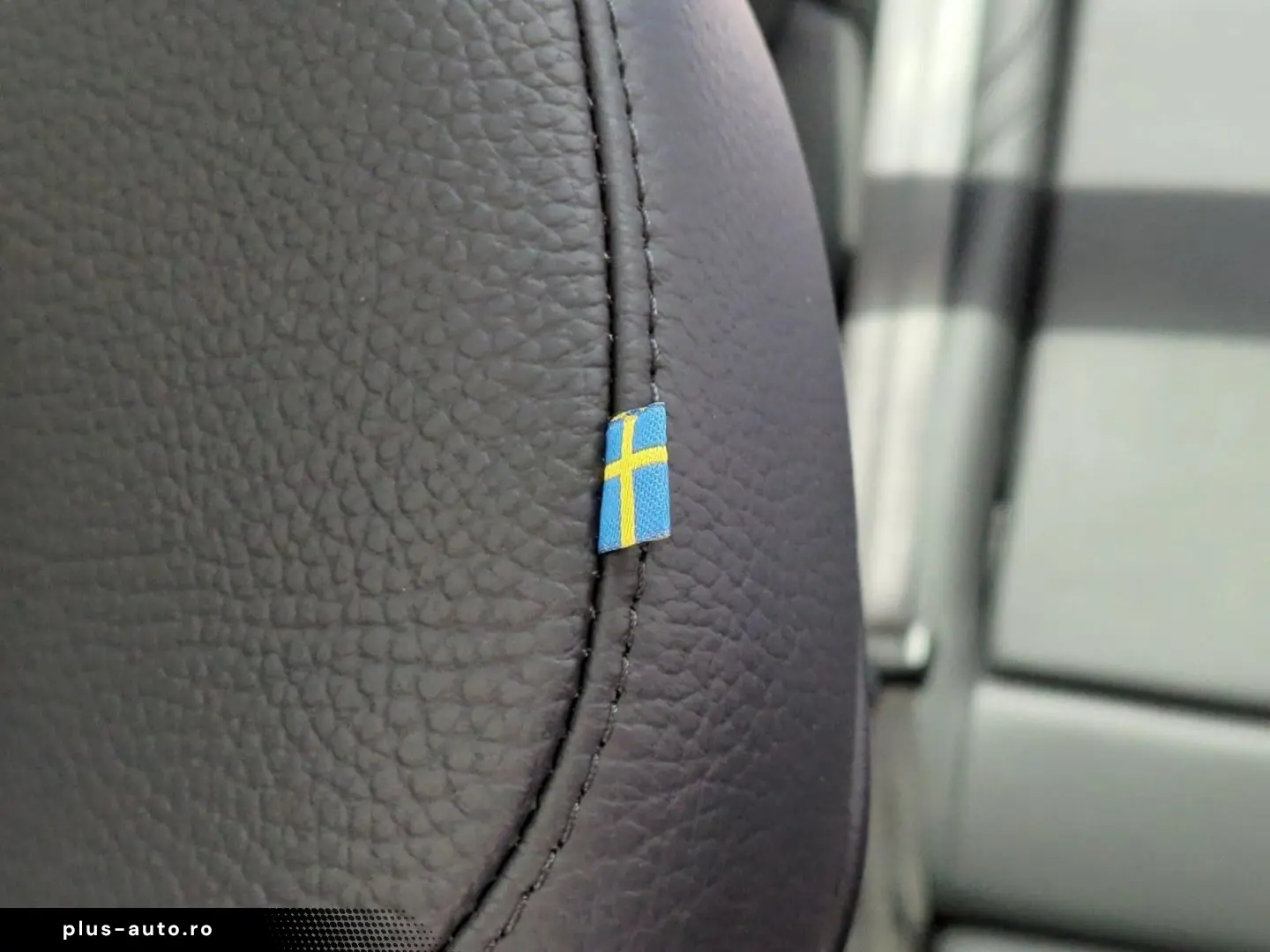 VOLVO XC60 B4 AWD Ultimate Dark  Luft AHK SH BLIS 360