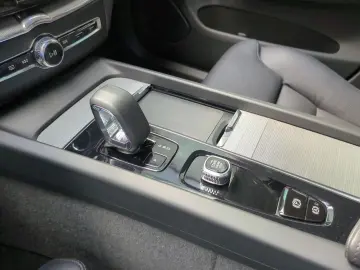 VOLVO XC60 B4 AWD Ultimate Dark  Luft AHK SH BLIS 360