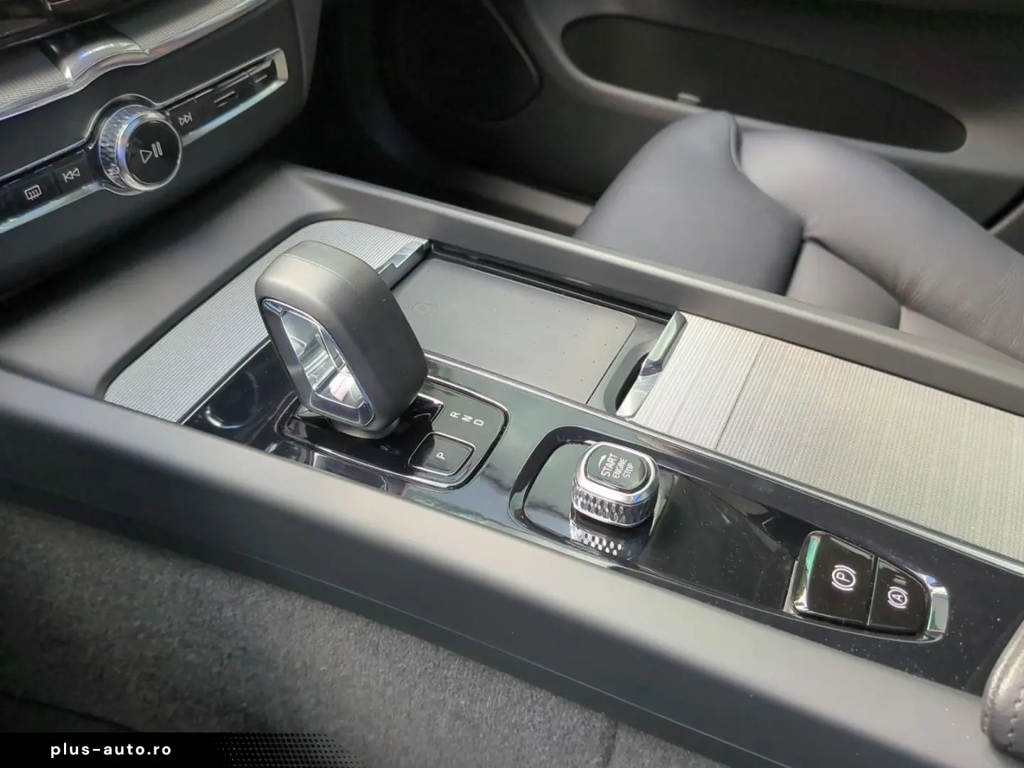 VOLVO XC60 B4 AWD Ultimate Dark  Luft AHK SH BLIS 360