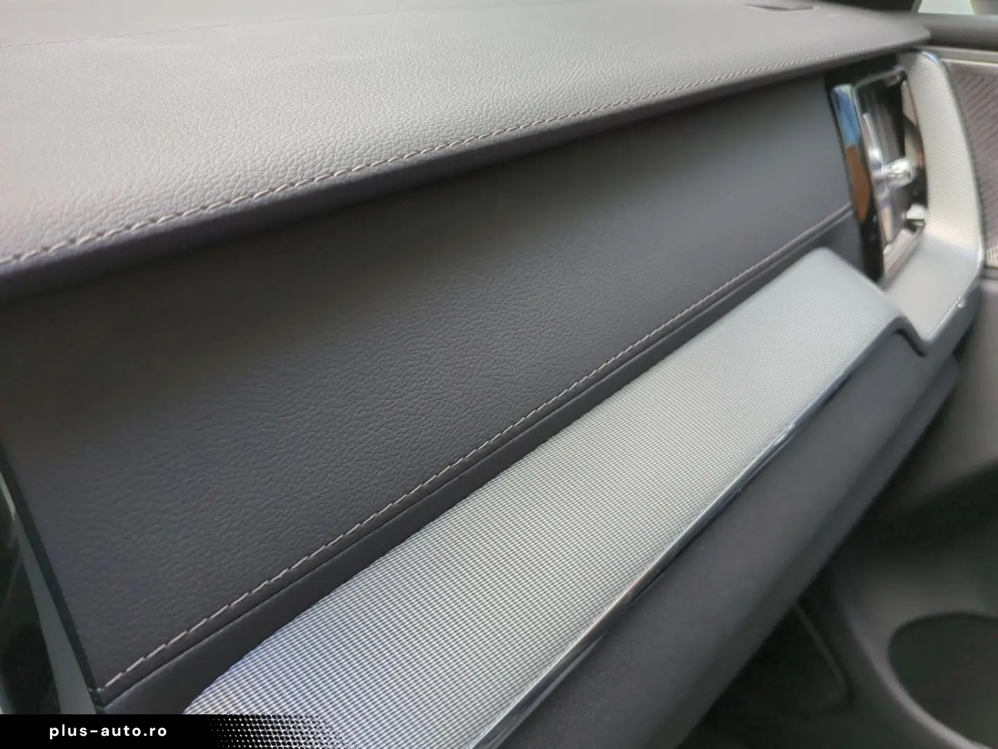 VOLVO XC60 B4 AWD Ultimate Dark  Luft AHK SH BLIS 360