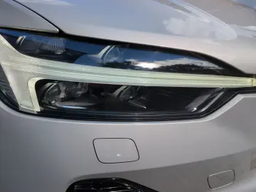 VOLVO XC60 B4 AWD Ultimate Dark  Luft AHK SH BLIS 360