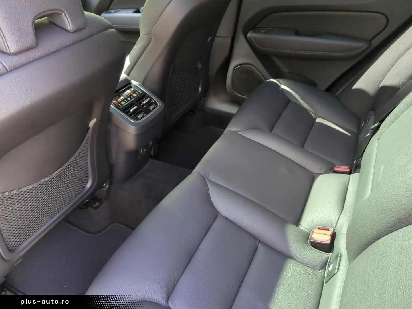 VOLVO XC60 B4 AWD Ultimate Dark  Luft AHK SH BLIS 360