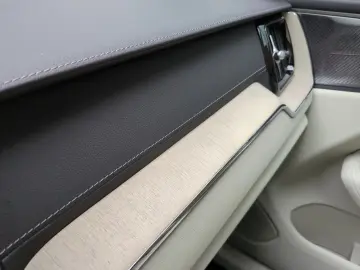 VOLVO XC60 T8 Recharge Ultimate Bright  Luft Massage A