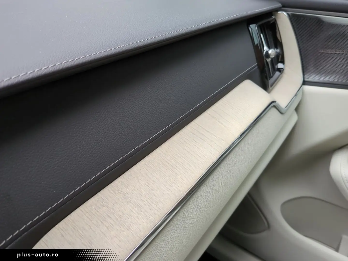 VOLVO XC60 T8 Recharge Ultimate Bright  Luft Massage A