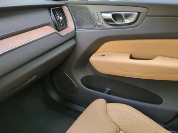 VOLVO XC60 B6 AWD Inscription  Luft SH Pano Nappa