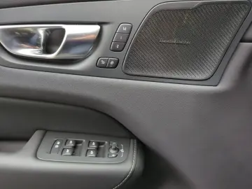 VOLVO XC60 T6 Ultra Black Edition  Luft Nappa Akustik