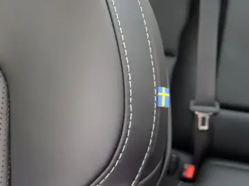 VOLVO XC60 T6 Ultra Black Edition  Luft Nappa Akustik