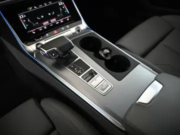 AUDI A6 Avant 50 TFSIe qr. S-Line  H-UP PANO AHK 19