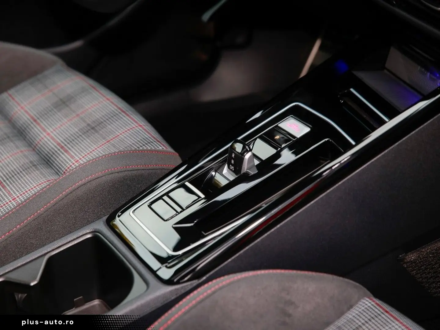 VW Golf GTI 2.0 TSI DSG Black Style AHK  RFK  Pano.