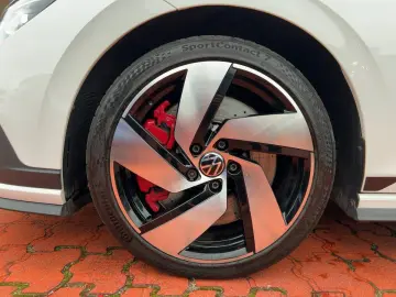 VW Golf VIII GTI CLUBSPORT TSI DSG MATRIX APP NAVI