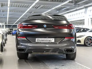 BMW X6 M50i BLACK VERMILION