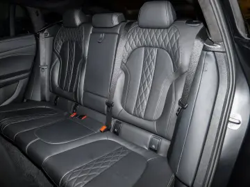 BMW X6 M50i BLACK VERMILION