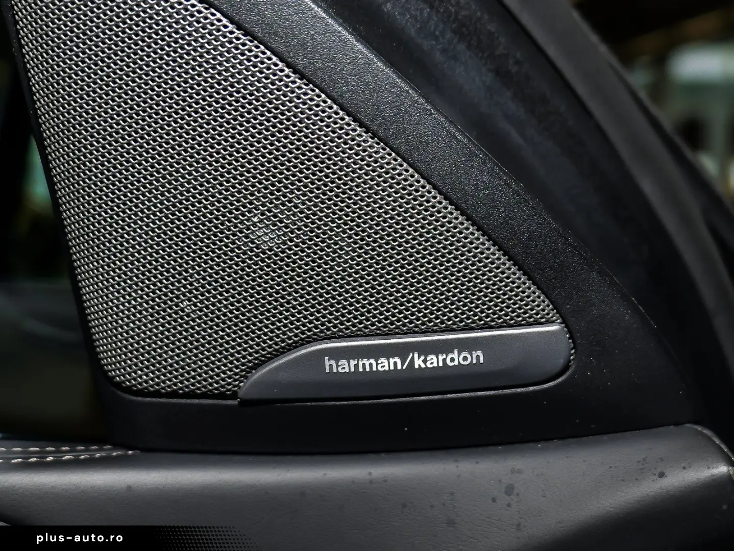 BMW X6 M50i BLACK VERMILION