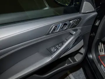 BMW X6 M50i BLACK VERMILION