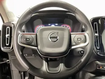VOLVO XC40 T3 Momentum Pro Automatik LED Navi Pano PDC