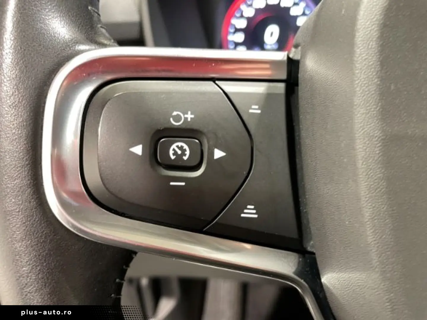 VOLVO XC40 T3 Momentum Pro Automatik LED Navi Pano PDC