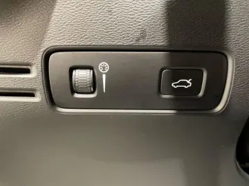 VOLVO XC40 T3 Momentum Pro Automatik LED Navi Pano PDC