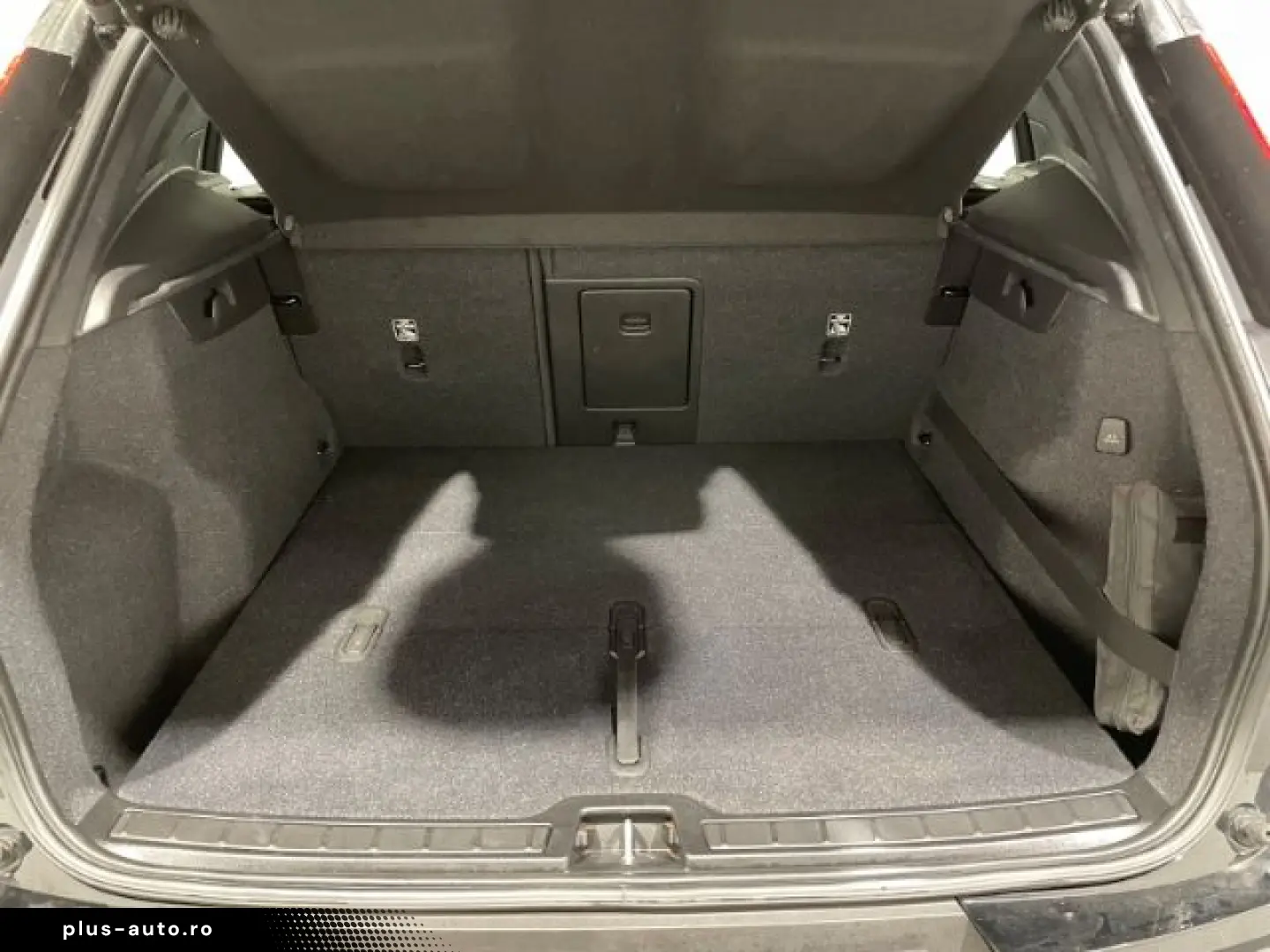 VOLVO XC40 T3 Momentum Pro Automatik LED Navi Pano PDC