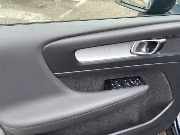 VOLVO XC 40 Momentum 2WD Bluetooth Navi LED Klima