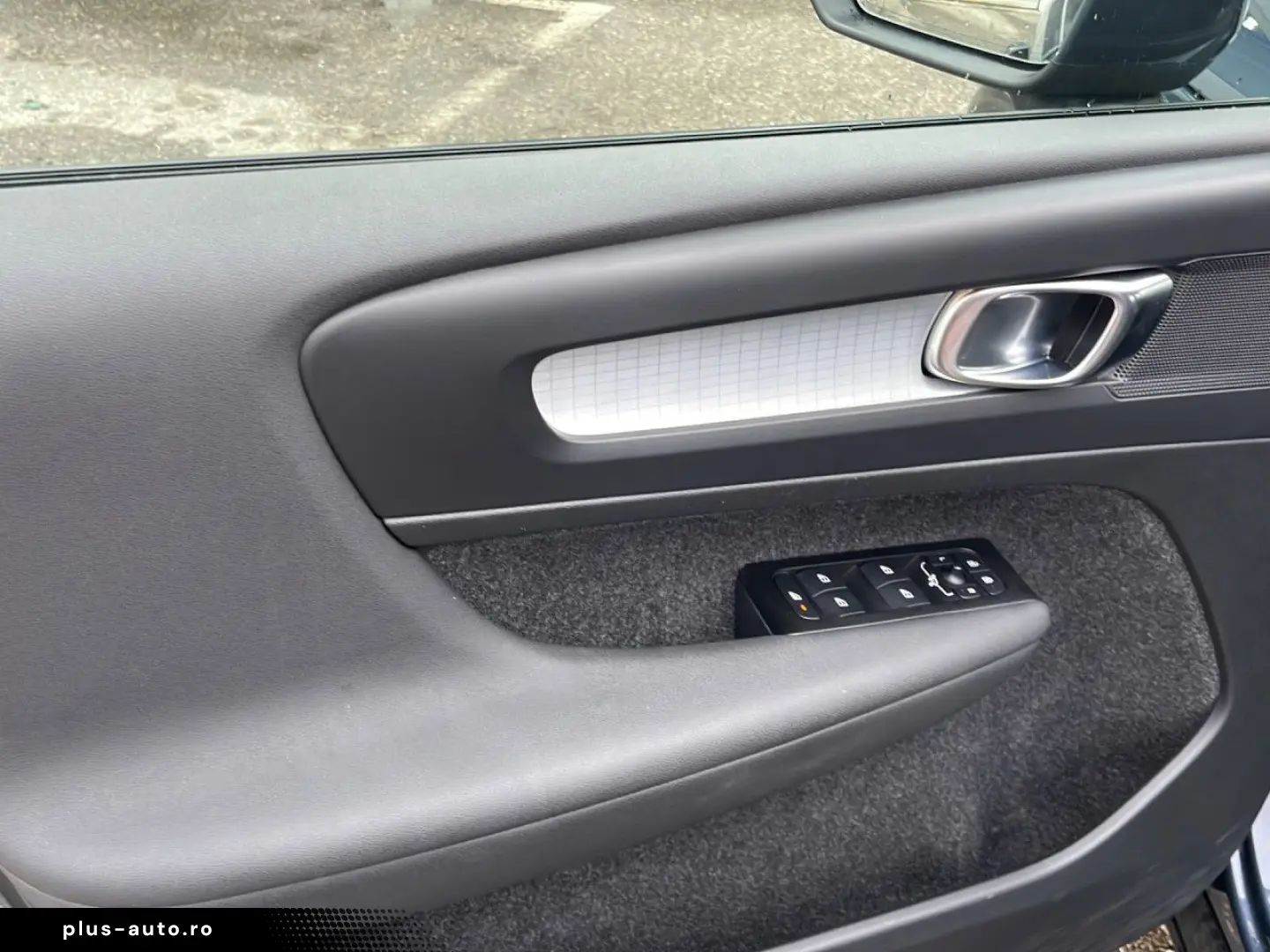 VOLVO XC 40 Momentum 2WD Bluetooth Navi LED Klima