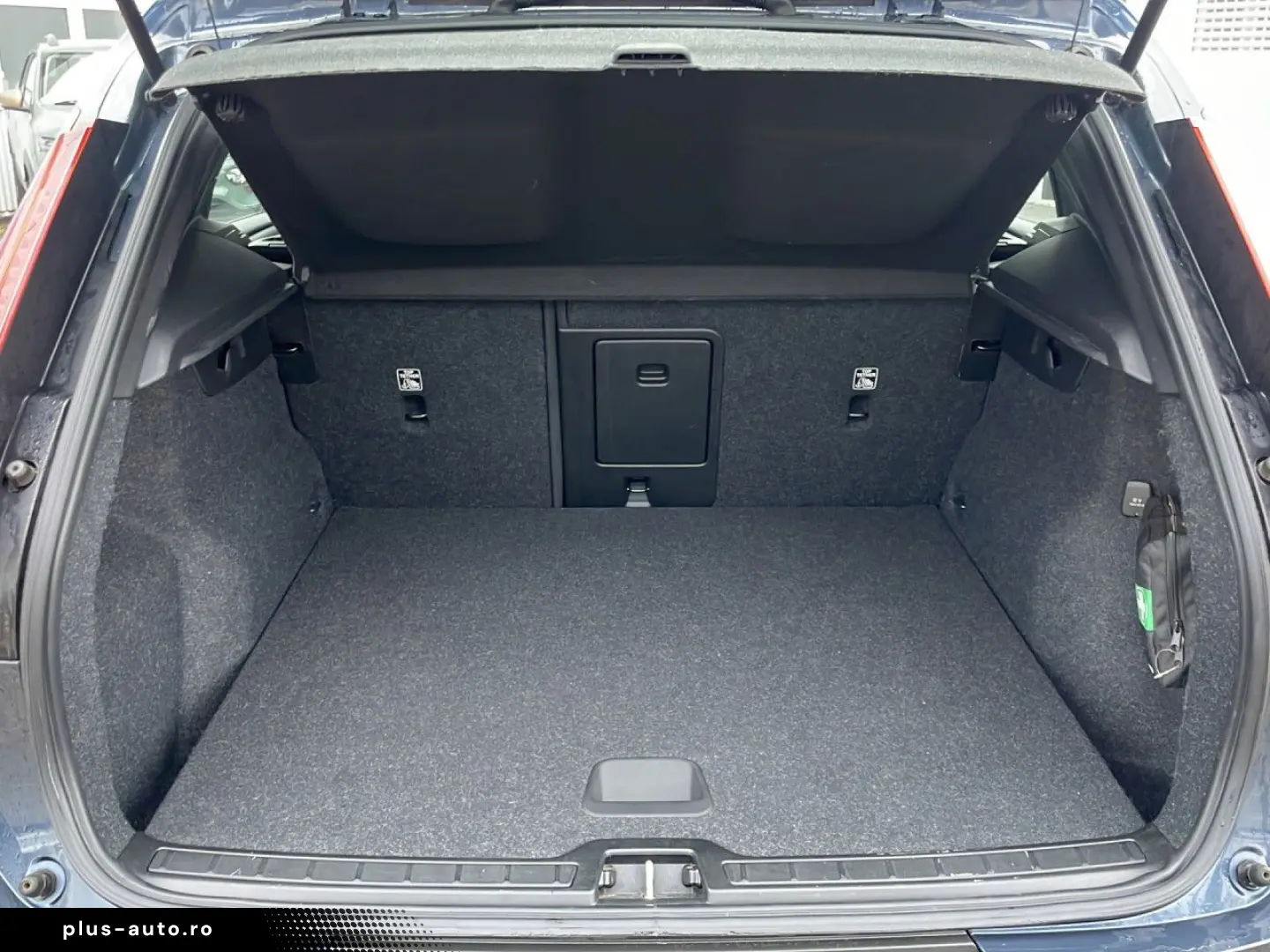 VOLVO XC 40 Momentum 2WD Bluetooth Navi LED Klima