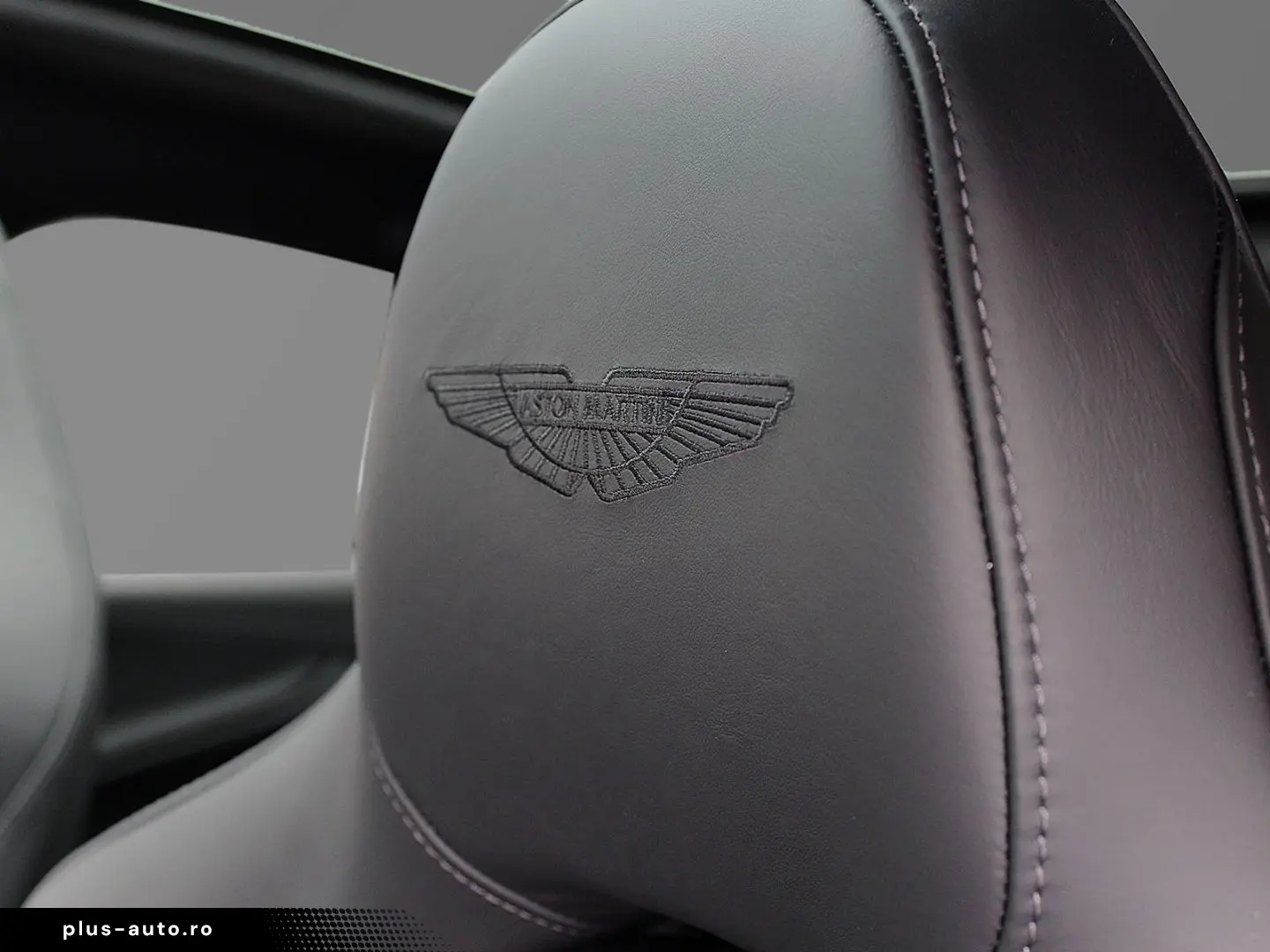 ASTON MARTIN DBX 707 Storm Purple Onyx Black