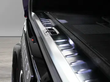 ASTON MARTIN DBX 707 Storm Purple Onyx Black