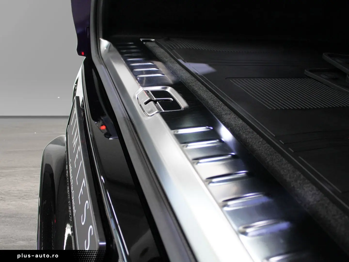 ASTON MARTIN DBX 707 Storm Purple Onyx Black