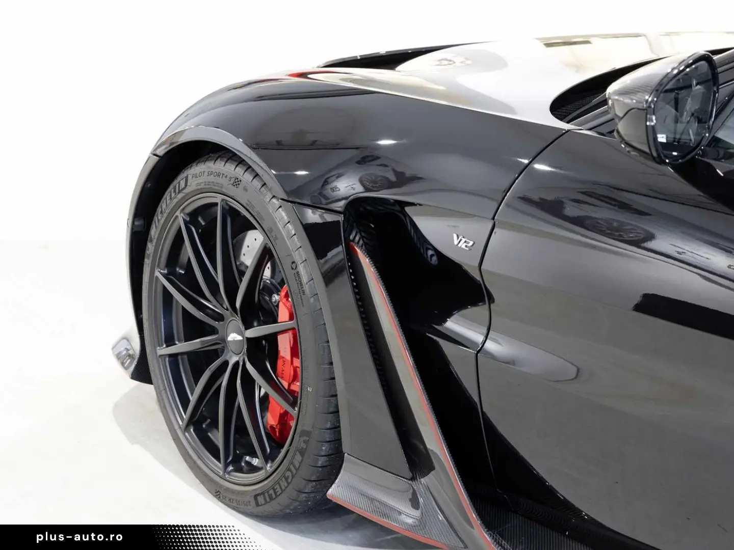 ASTON MARTIN New Vantage V12 Roadster