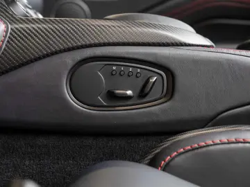 ASTON MARTIN New Vantage V12 Roadster