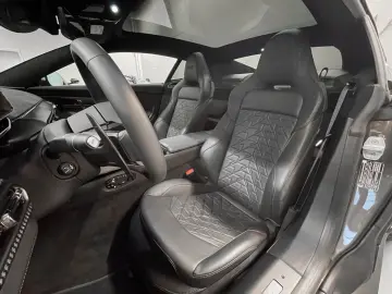 ASTON MARTIN Vanquish Coupe