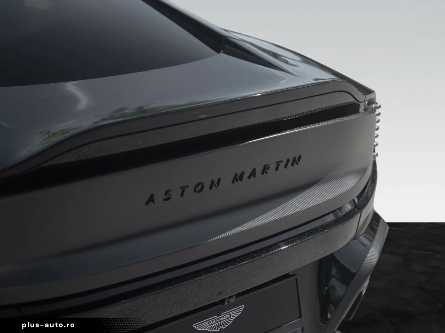 ASTON MARTIN Vanquish   Full Satin Carbon