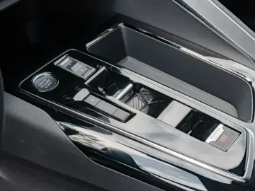 PEUGEOT 3008 1.2 GT SHZ KAMERA NAVI W-LAN ACC FACEL. LED