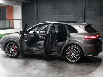 PORSCHE Cayenne GTS
