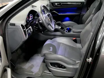 PORSCHE Cayenne GTS