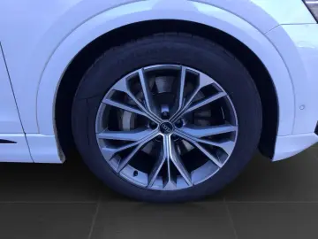 AUDI Q8 55 TFSIe Q S LINE PANO LEDER LM21 AHK
